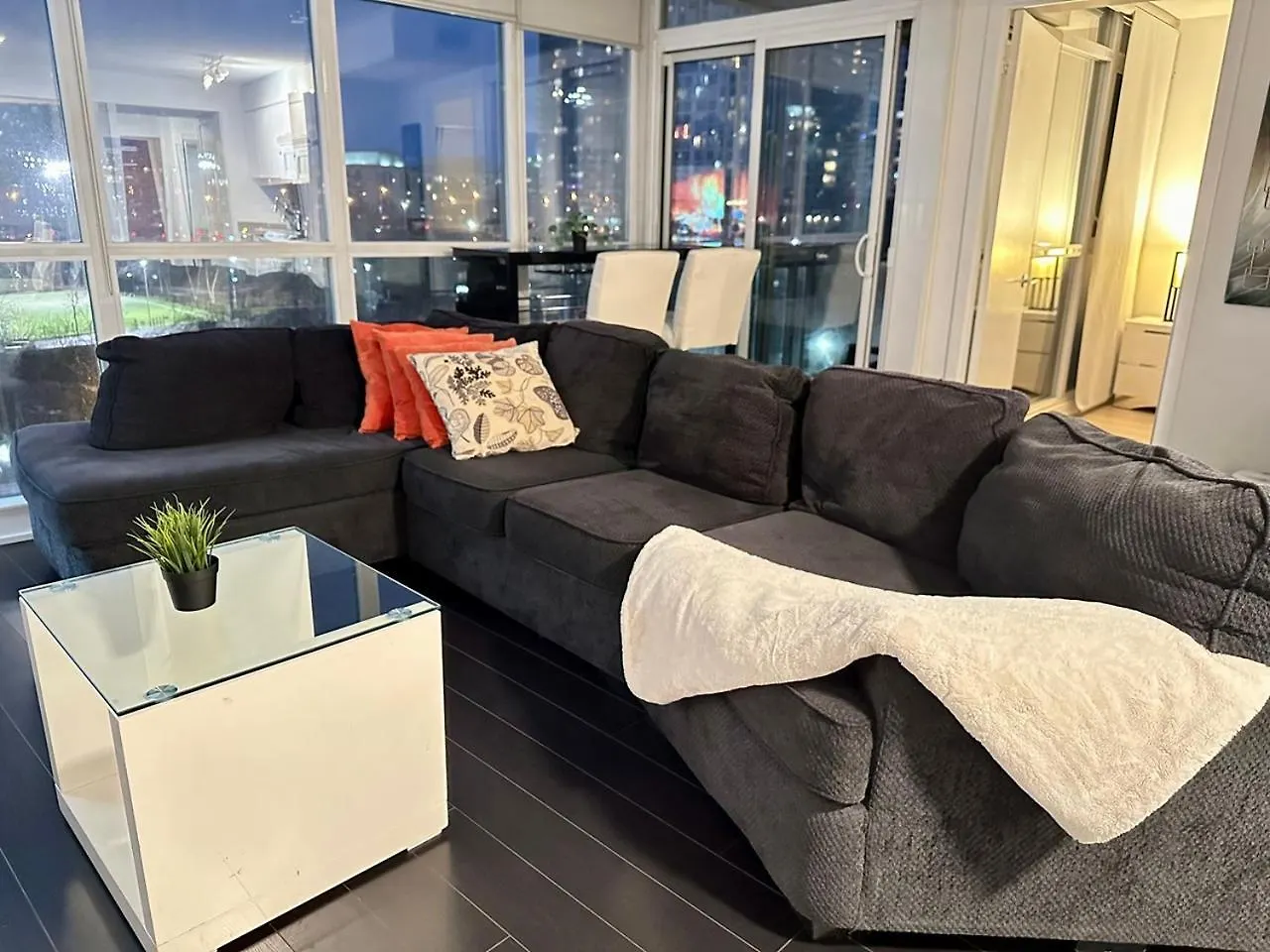 Lakeview 2Bdrms 2Baths With 3 Real Beds And Parking تورونتو شقة