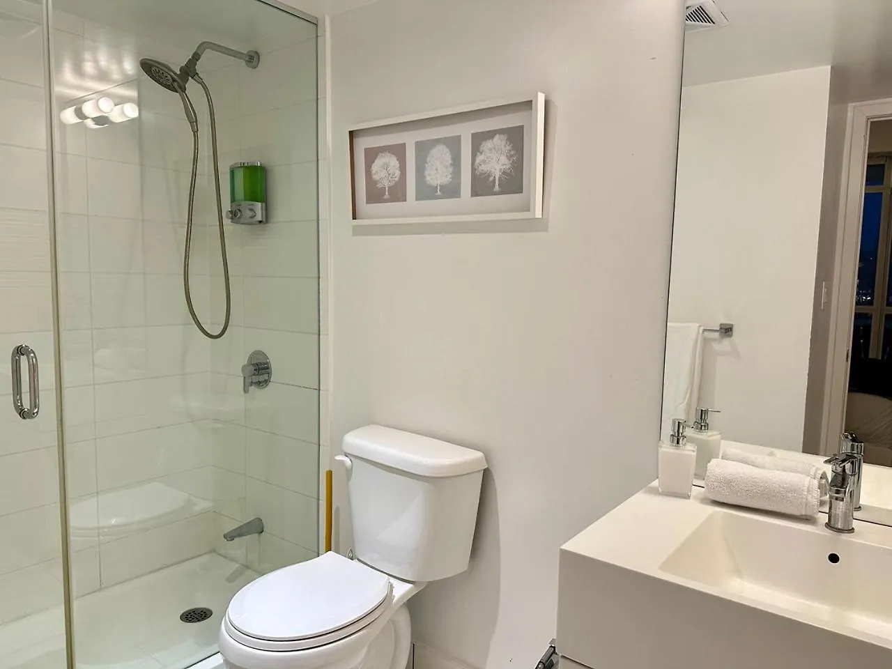 Lakeview 2Bdrms 2Baths With 3 Real Beds And Parking تورونتو شقة