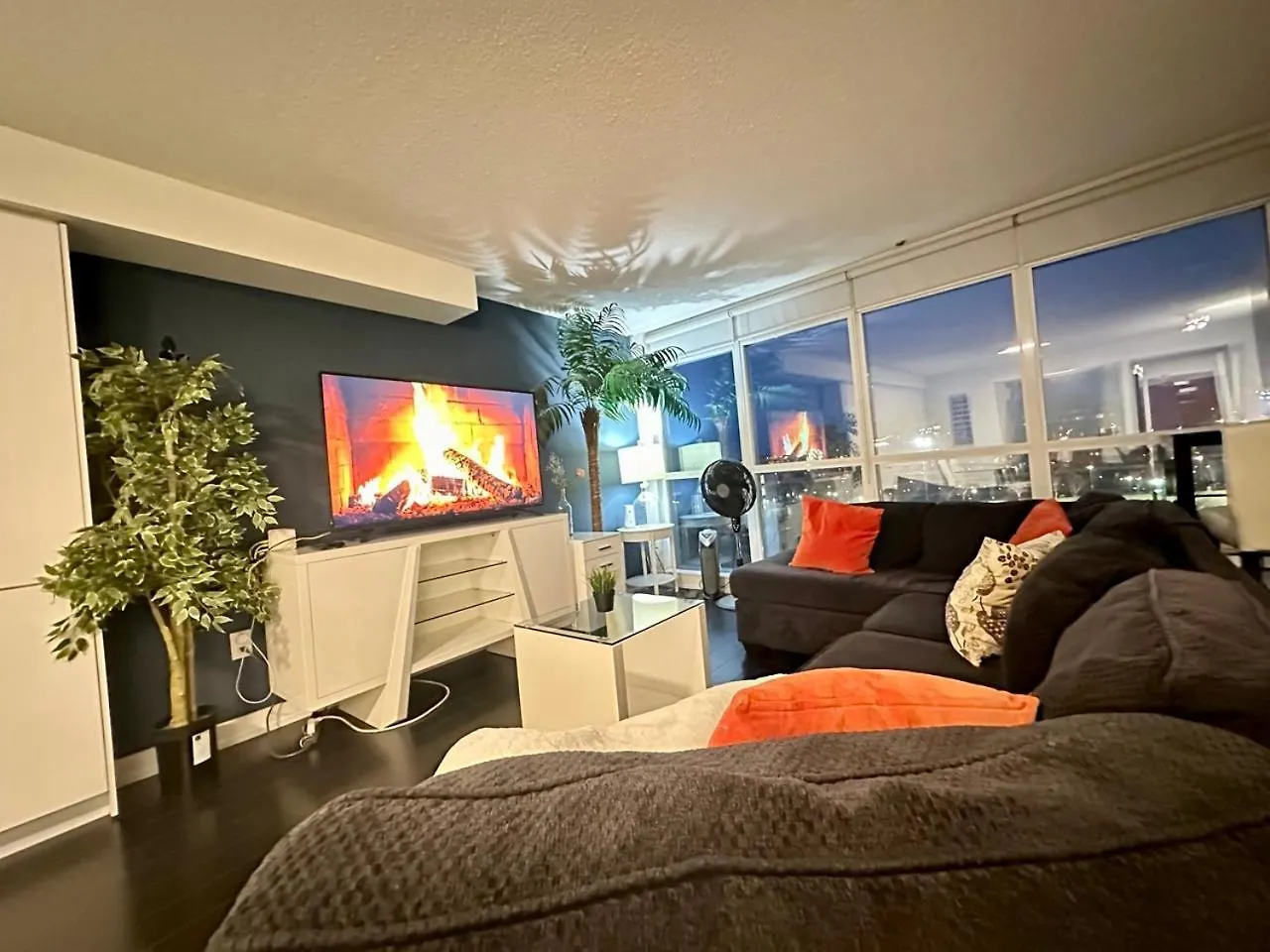 Lakeview 2Bdrms 2Baths With 3 Real Beds And Parking تورونتو