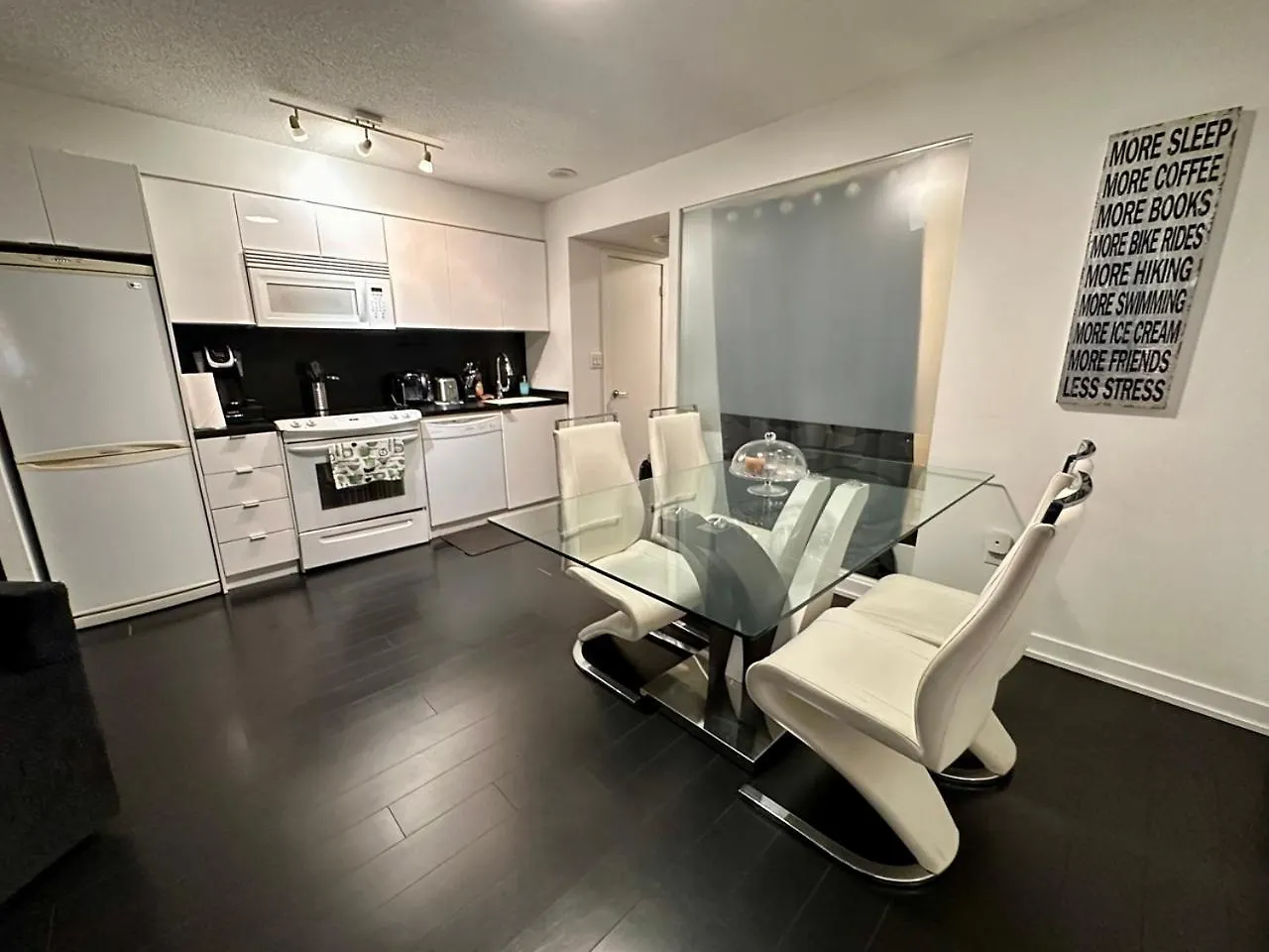 Lakeview 2Bdrms 2Baths With 3 Real Beds And Parking تورونتو