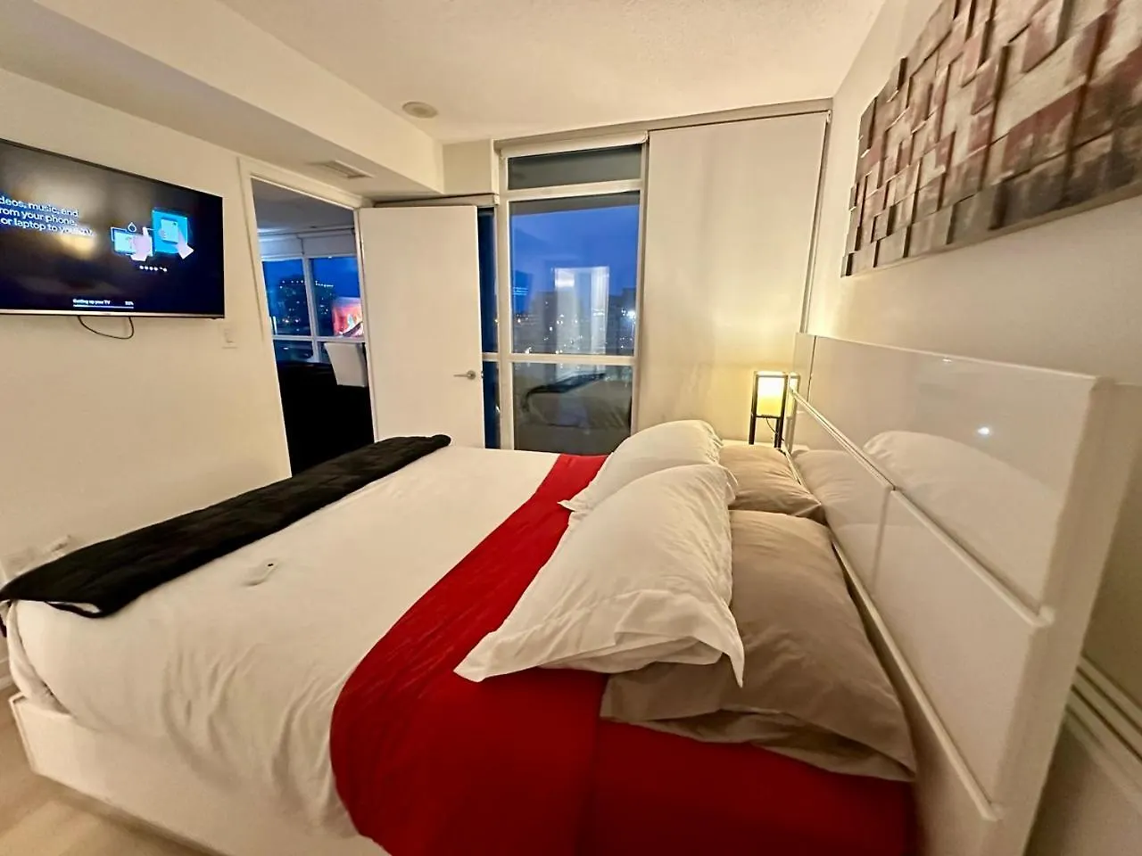 Lakeview 2Bdrms 2Baths With 3 Real Beds And Parking تورونتو كندا