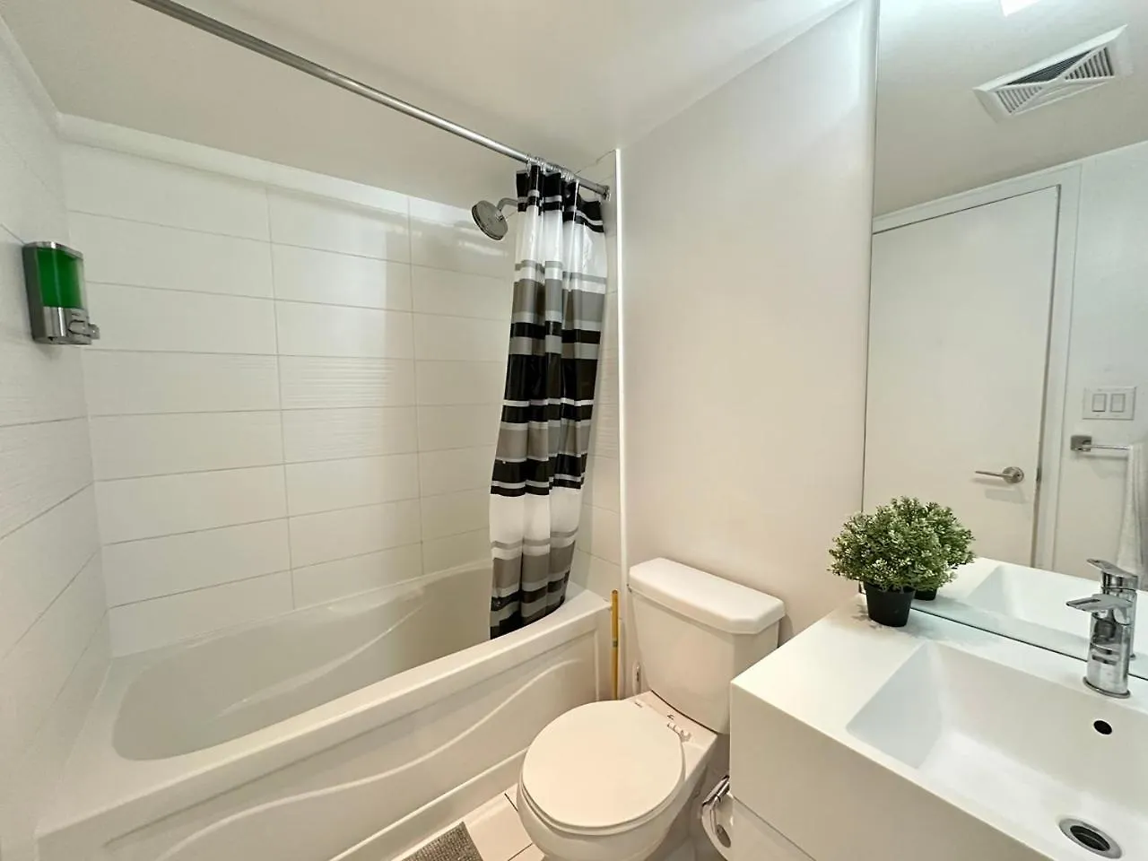 Lakeview 2Bdrms 2Baths With 3 Real Beds And Parking Toronto 0*,