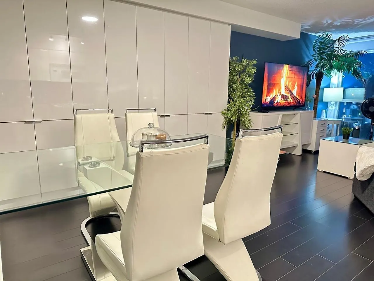 Lakeview 2Bdrms 2Baths With 3 Real Beds And Parking Toronto 0*,  Canada