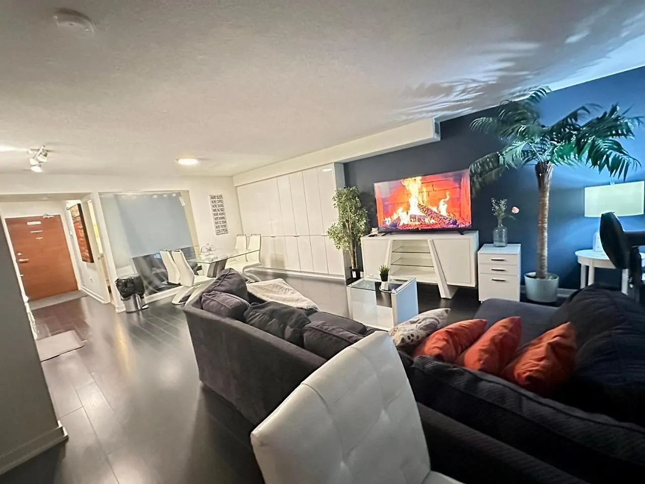 Lakeview 2Bdrms 2Baths With 3 Real Beds And Parking Toronto